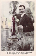 FANTAISIE - Homme - Portrait - Costume - Fleurs - Poisson - Etang - Carte Postale Ancienne - Uomini