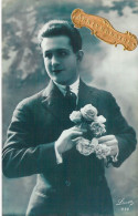 FANTAISIE - Homme - Portrait - Costume - Fleurs - Anniversaire - Carte Postale Ancienne - Men