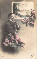 FANTAISIE - Homme - Portrait - Costume - Fleurs - Carte Postale Ancienne - Mannen