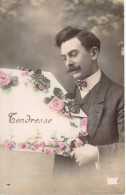 FANTAISIE - Homme - Costume - Fleurs - Tendresse - Nœud Papillon - Carte Postale Ancienne - Männer