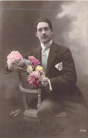 FANTAISIE - Homme - Portrait - Fleurs - Costume - Vive S. Marie - Carte Postale Ancienne - Men