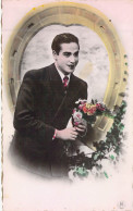 FANTAISIE - Homme - Portrait - Fleurs - Costume - Carte Postale Ancienne - Hombres