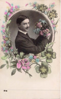 FANTAISIE - Homme - Portrait - Fleurs - Costume - Carte Postale Ancienne - Männer