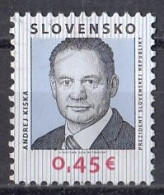 SLOVAKIA 740,used,falc Hinged - Usados