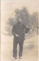 Photographie - Militaria -  Militaire En Uniforme - Cigarette - Moustache - Carte Postale Animée - Photographs