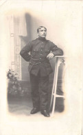 Photographie - Militaria -  Militaire En Uniforme - Cigarette - Moustache - Carte Postale Animée - Photographs