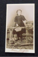 PETIT CDV   DEBUT 20e   PORTRAIT FILLETTE AVEC SON PETIT PANIER - Anonieme Personen