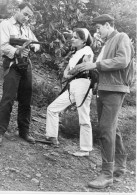 Photo Claude Brasseur ,Julie Dassin, Patrick Préjean En 1966 Sur Un Tournage De Costa Gravas - Personalità