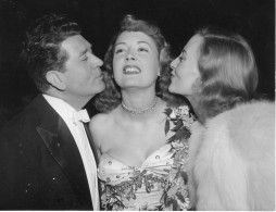 Photo Albert Préjean Avec Michelle Morgan Qui Embrasse Janine Marsay Miss Cinéma 1947 - Personalità
