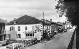 88 MONTHUREUX SUR SAONE RUE DU GENERAL LECLERC ET PLACE DE LA REPUBLIQUE CARTE PHOTO DENTELEE LE RELAIS DES VOSGES - Monthureux Sur Saone