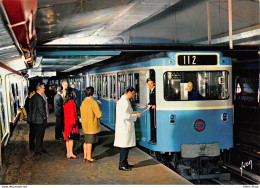 Paris - R.A.T.P.  Métro N°112 - Rame Sur Pneumatiques En Station -  Conducteur Et Contrôleur - Éd. Yvon - Pariser Métro, Bahnhöfe