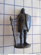 Figurine KINDER ??? MONOBLOC METAL BRONZE / CHEVALIER HOMME D'ARMES MOYEN-AGE, Très Bon état, Coté 7.99 € Voire + - Figurines En Métal