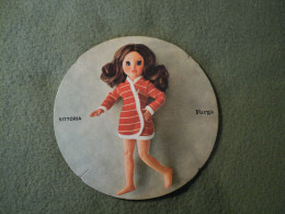 CARTON PUBLICITAIRE DOLLY DO POUPEES FURGA. MODELE VITTORIA. ANNEES 1960 / 1970 - Dolls