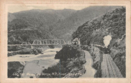 Océanie - NOUVELLE-ZELANDE - Manawatu Gorge - N.Z. River - Road & Rail - Railway, Train - Maoriland Postcard - New Zealand