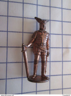 Figurine KINDER ??? MONOBLOC METAL CUIVRE / CHEVALIER MOYEN-AGE , Très Bon état, Coté Au Moins 5 Euros !! - Figurines En Métal