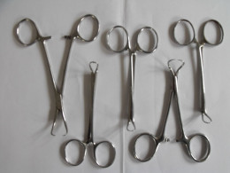 Lot De 5 Pinces Chirurgicales. Médical Pince Chirurgie. Inox France Climo Delacroix Pécou Coffin. D'occasion - Altri & Non Classificati