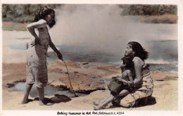 Océanie - NOUVELLE-ZELANDE - Cooking Kumurus In Hot Pool, Rotorua - Photo-Carte, Voyagé (voir Les 2 Scans) - Nouvelle-Zélande