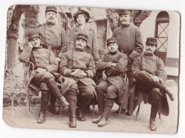 Carte Postale , Groupe De Militaires Et Une Femme - Personnages