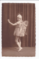 Carte Photo - Enfant En Costume De Papillon Devant Un Rideau De Scène - Photographie