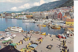 Norway - Bergen. Parti Ved Vagen Med Gronnsaktarget. View Of The Harbor With The Vegetal Market - Noorwegen