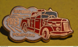 Pin's Pompier Véhicule Ancien - Firemen