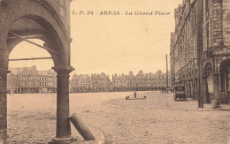 Arras * La Grand Place * Automobile Voiture Ancienne - Arras