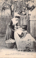 FOLKLORE - En Provence - Arlésienne Au Lavoir En Coiffure Du Matin - Carte Postale Ancienne - Vestuarios