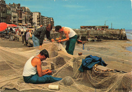 Le Tréport * Le Raccommodage Des Filets De Pêche * Pêcheurs - Le Treport