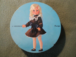 CARTON PUBLICITAIRE DOLLY DO POUPEES FURGA. MODELE VERONICA. ANNEES 1960 / 1970 N° 56. - Muñecas