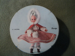 CARTON PUBLICITAIRE DOLLY DO POUPEES FURGA. MODELE LUCINA. ANNEES 1960 / 1970 N° 45. - Poupées