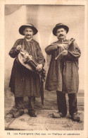 FOLKLORE - Les Auvergnats Chez Eux - Vielleur Et Cabretaire - Carte Postale Ancienne - Vestuarios