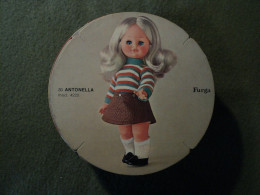 CARTON PUBLICITAIRE DOLLY DO POUPEES FURGA. MODELE ANTONELLA. ANNEES 1960 / 1970 MODELE N° 4220. - Puppen