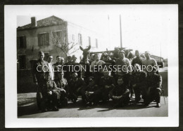 CARCANS - ATTELAGE DE MULETS ET LEURS MENEURS CARCANAIS AVEC DES OFFICIERS ET SOLDATS ALLEMANDS DEVANT LA MAIRIE ECOLE - Carcans