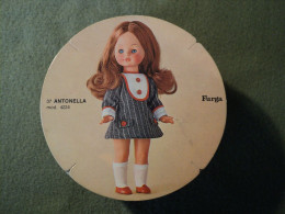 CARTON PUBLICITAIRE DOLLY DO POUPEES FURGA. MODELE ANTONELLA. ANNEES 1960 / 1970 MODELE N° 4224. - Puppen