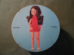 CARTON PUBLICITAIRE DOLLY DO POUPEES FURGA. MODELE SUSANNA. ANNEEES 1960 / 1970 - Bambole