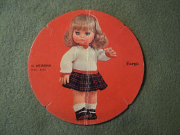 CARTON PUBLICITAIRE DOLLY DO POUPEES FURGA. MODELE ARIANNA. ANNEES 1960 / 1970 N° 35 MODELE N° 4503. - Puppen