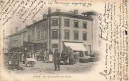 Feurs * Un Coin De La Place Du Marché * Foire Marchands - Feurs