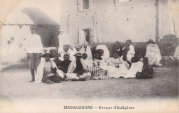 MADAGASCAR - Groupe D'indigènes - Carte Postale Ancienne - Madagaskar