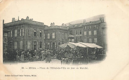 Millau * La Place De L'hôtel De Ville Un Jour De Marché * Foire Marchands - Millau