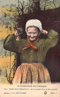 FOLKLORE - La Normandie Pittoresque - Regarde Moi Cela Fera Une Jolie Photo (traduction) - Carte Postale Ancienne - Vestuarios