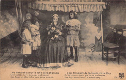 FOLKLORE - Le Bouquet Pour La Fête De La Maman - Carte Postale Ancienne - Vestuarios