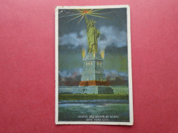 CPA STATUE DE LIBERTY BY NIGHT NEW YORK CITY   ECRITE NON VOYAGEE - Vrijheidsbeeld