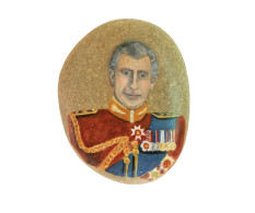 King Charles III Of The United Kingdom Hand Painted On A Beach Stone Paperweight - Presse-papier