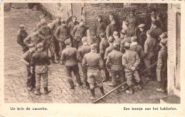 MILITARIA - Un Brin De Causette  - Carte Postale Ancienne - Régiments