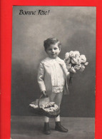 KAW-02  Bonne Fête.    Garçon En Blanc Avec Bouquet De Fleurs.  Circulé 1915 - Birthday