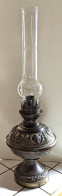 Ancienne Lampe à Pétrole En Laiton Repoussé - Lantaarns & Kroonluchters