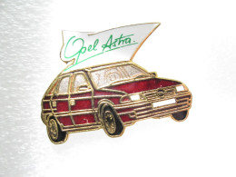 PIN'S    OPEL  ASTRA   ROUGE   Email Grand Feu  DEMONS ET MERVEILLES - Opel