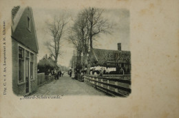 Noord Scharwoude (NH) In Het Dorp (Veel Volk) 1900 Met Klein Rond Stempel / Vlekkig - Other & Unclassified