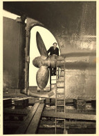 Lorient * Homme Devant Hélice Bateau Sur Cale * Photo Ancienne 17x12.8cm Photographe L. Guernevé ( Cachet à Sec - Lorient