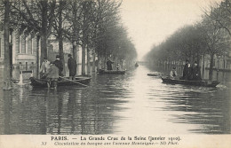 Paris * 8ème * Avenue Montaigne * Circulation En Barque Pendant La Grande Crue De La Seine Janvier 1910 - Arrondissement: 08